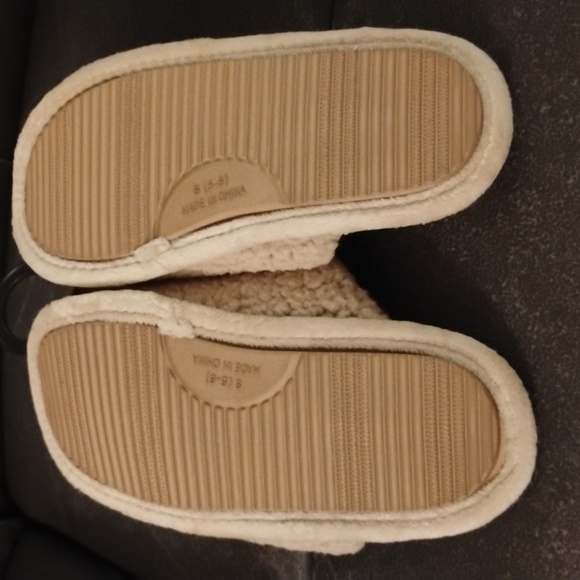 New Rudolph the red nosed reindeer throw and reindeer slippers - Picture 2 of 3